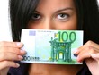 Teenager mit 100 Euro Geldschein